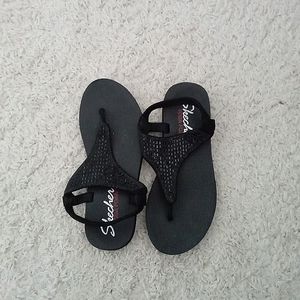 Skechers yoga foam black flip flops with blingy front size 9